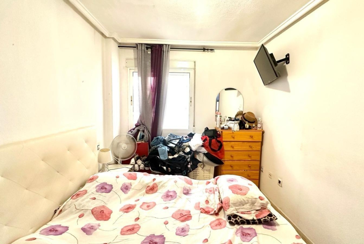 APATRAMENTO EN EL CENTRO DE TORREVIEJA CON PISCINA Y GARAJE INCLUIDO. 2 DORM. 1 BAÑO. SPEEL EEN 700 METRO.