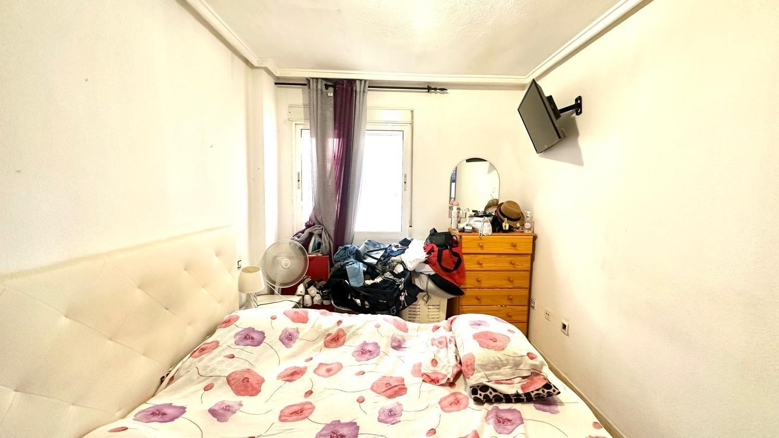 APATRAMENTO EN EL CENTRO DE TORREVIEJA CON PISCINA Y GARAJE INCLUIDO. 2 DORM. 1 BAÑO. SPEEL EEN 700 METRO.