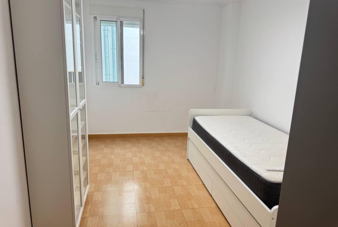 Spacious Semi-New Apartment in Torrevieja, Ideal for Living