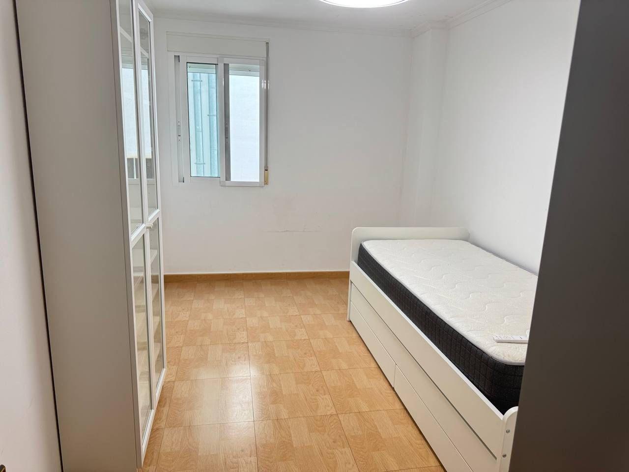 2-19-189 Spacious Semi-New Apartment in Torrevieja, Ideal for Living