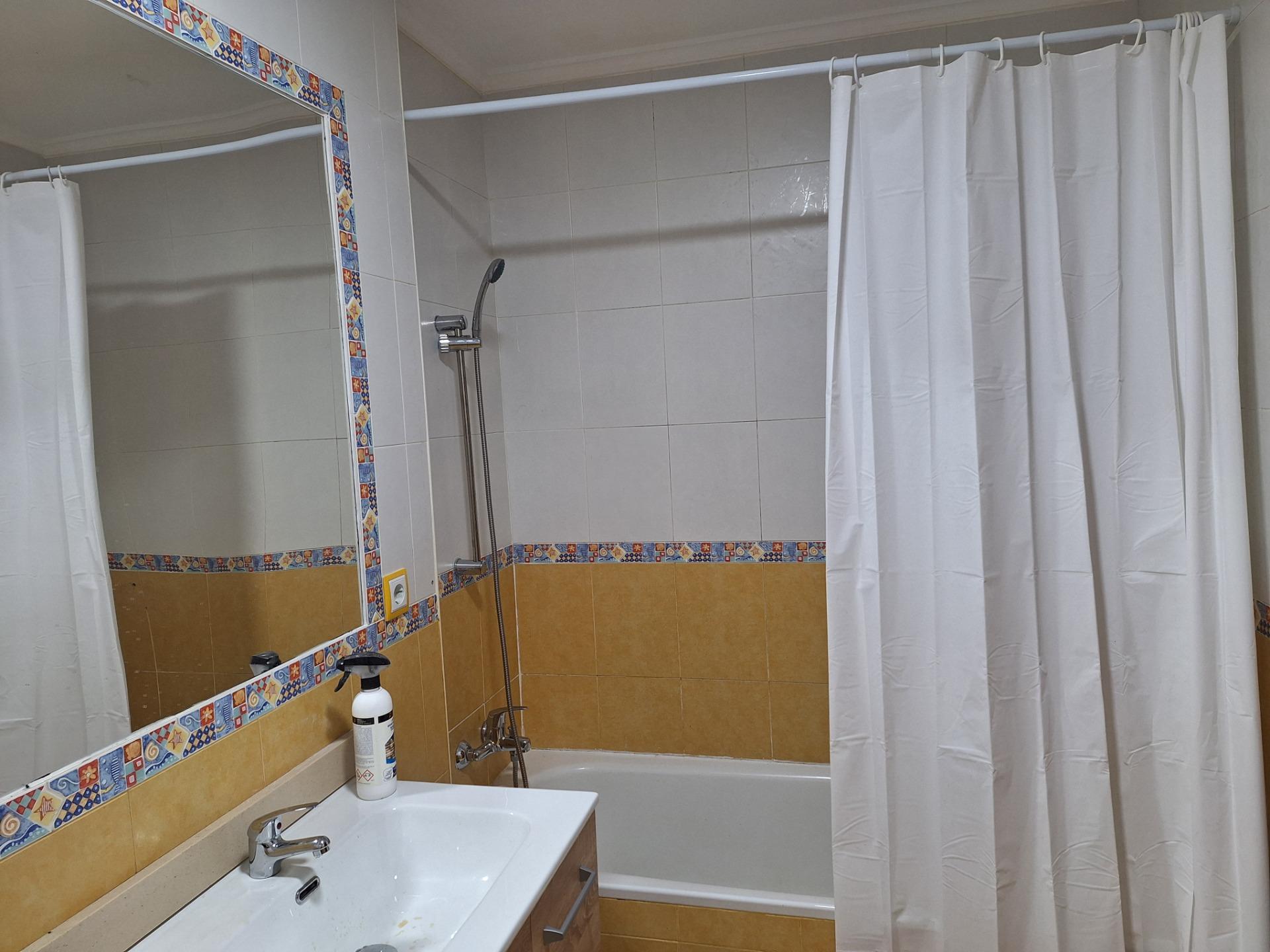 2-19-215 Amplio piso para entrar a vivir en Mieres