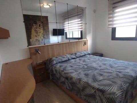 Bonito apartamento con vistas al mar y a la montaña, amueblado y equipado.
