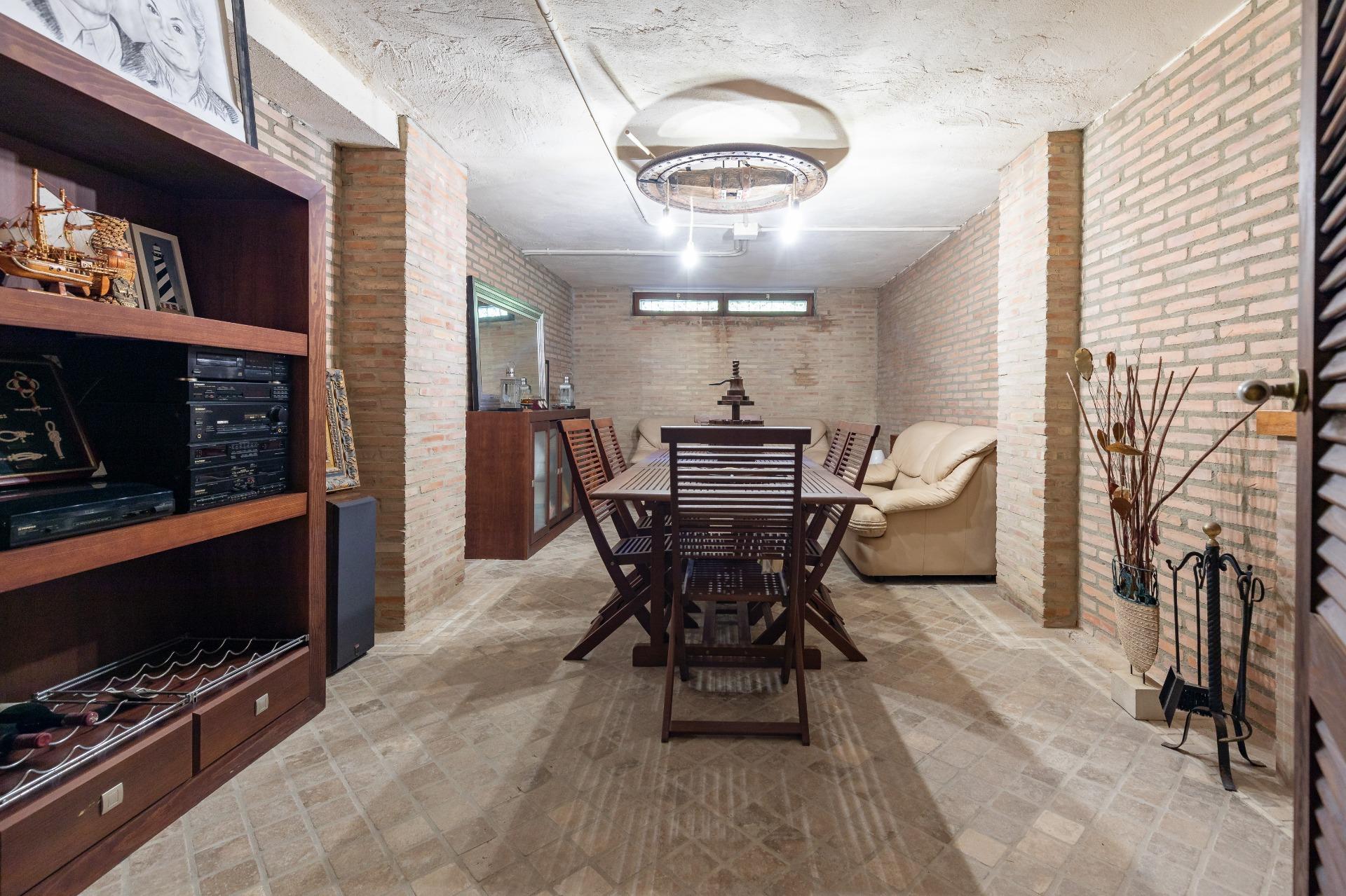 2-19-40 Exceptional Beachfront Villa: Luxury Steps Away from the Beach
