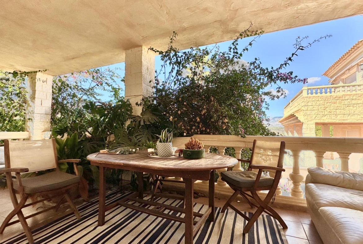 Prachtig herenhuis in Albir met tuin 15 minuten lopen van het strand!