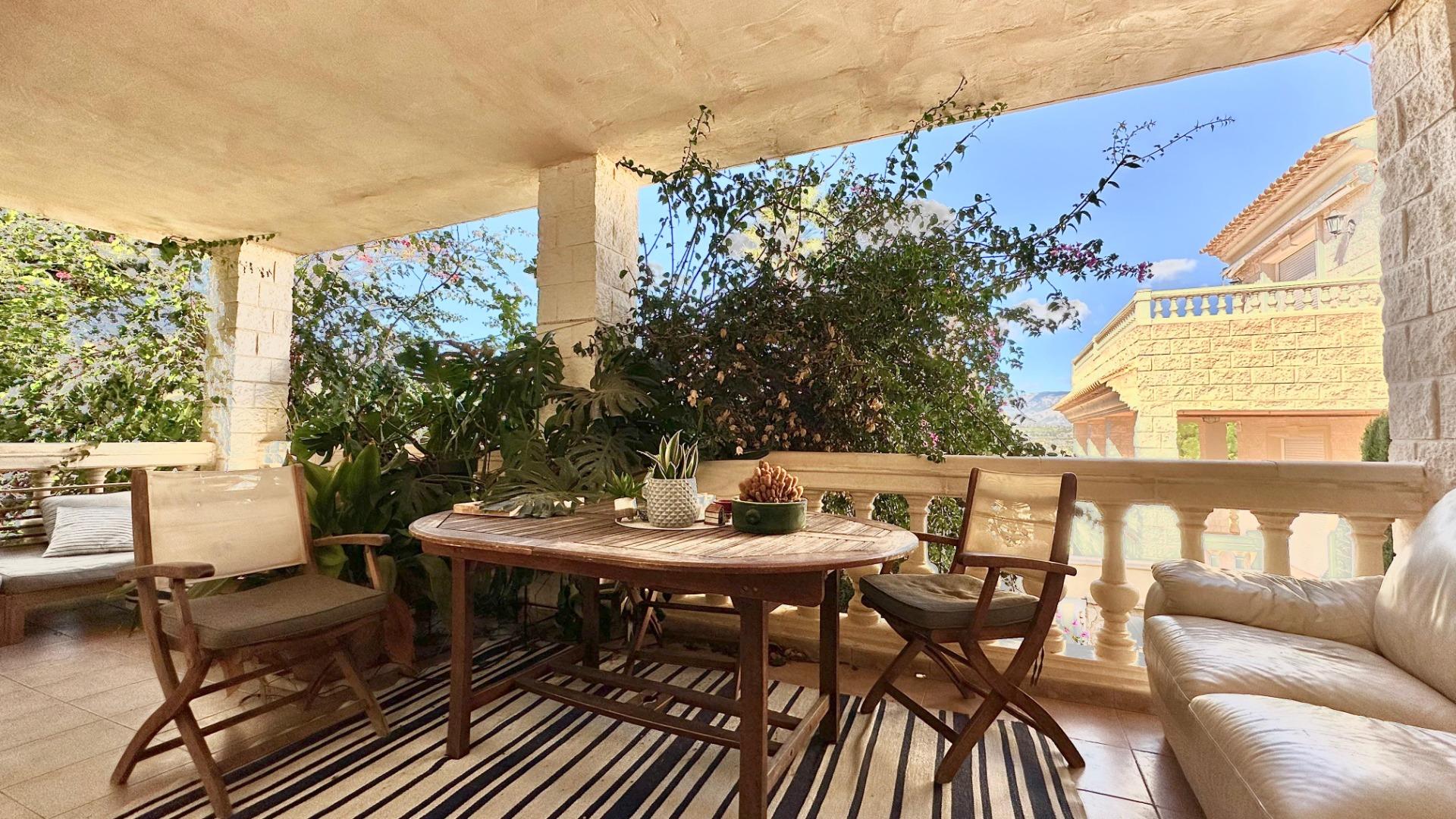 Prachtig herenhuis in Albir met tuin 15 minuten lopen van het strand!