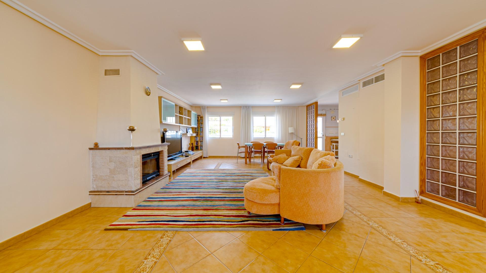 2-19-53 Large corner semi-detached house with sea views,