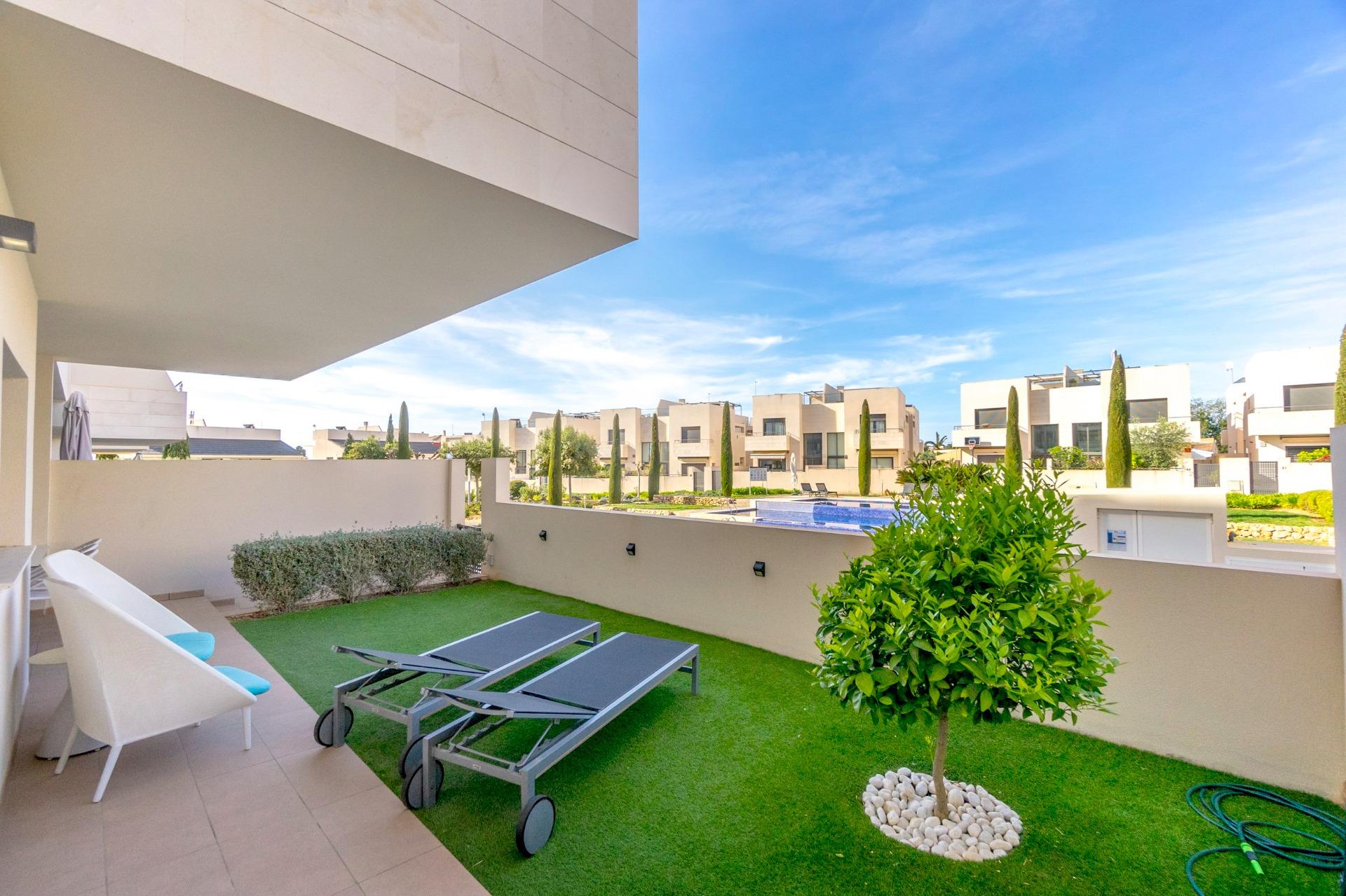 ESPECTACULAIR APPARTAMENTO CON LICENCIA TURISTICA. 2 DORM. 2 BAÑOS. GARAJE+TRASTERO. PISCINA.