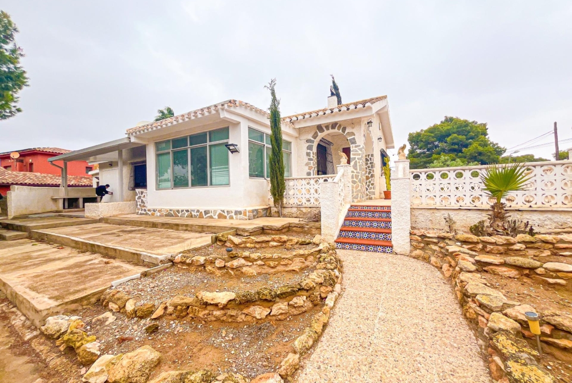 VILLA EN LOS BALCONES CON 1000 M2 DE PARCELA. 3 DORM. 2 BAÑOS. GARAJE PRIVADO DE 36 M2.