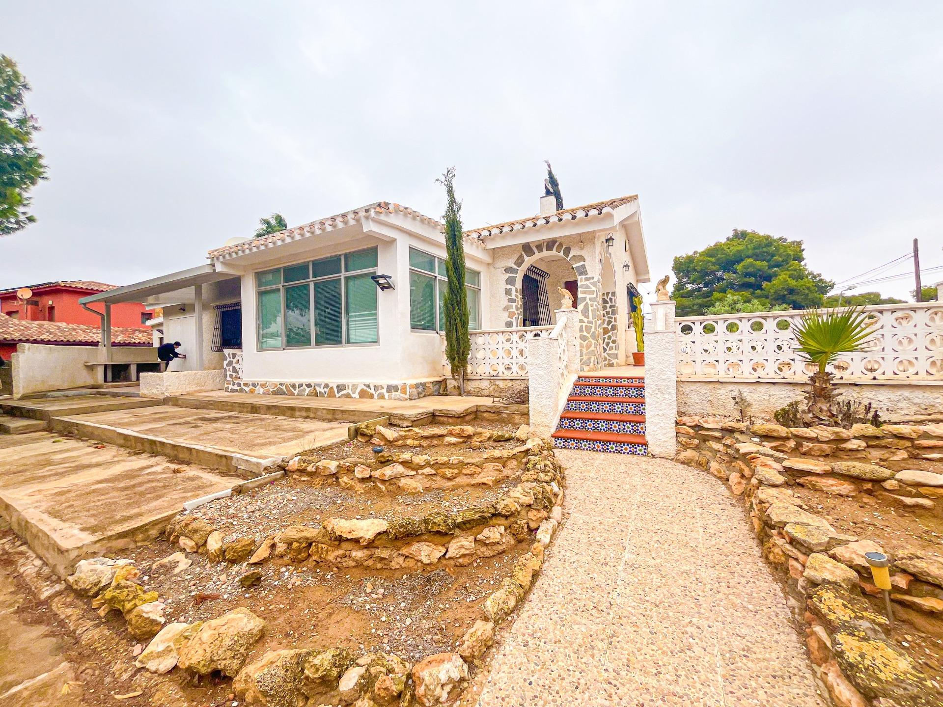 VILLA EN LOS BALCONES CON 1000 M2 DE PARCELA. 3 DORM. 2 BAÑOS. GARAJE PRIVADO DE 36 M2.