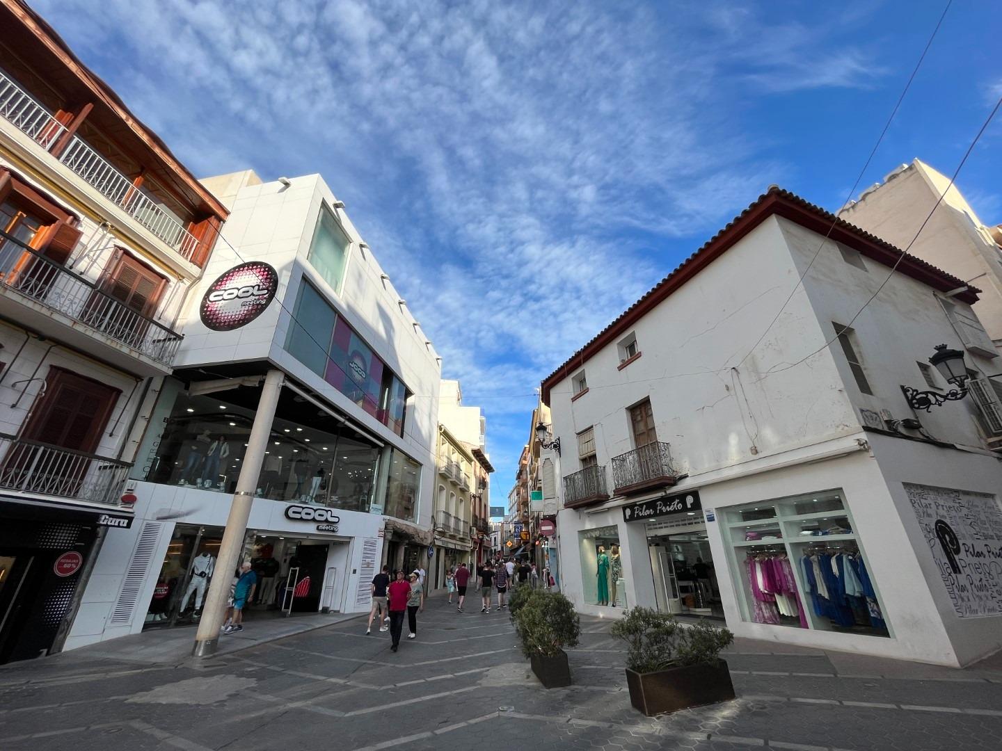 2-2-103 Commercial premises in operation in the center of the city