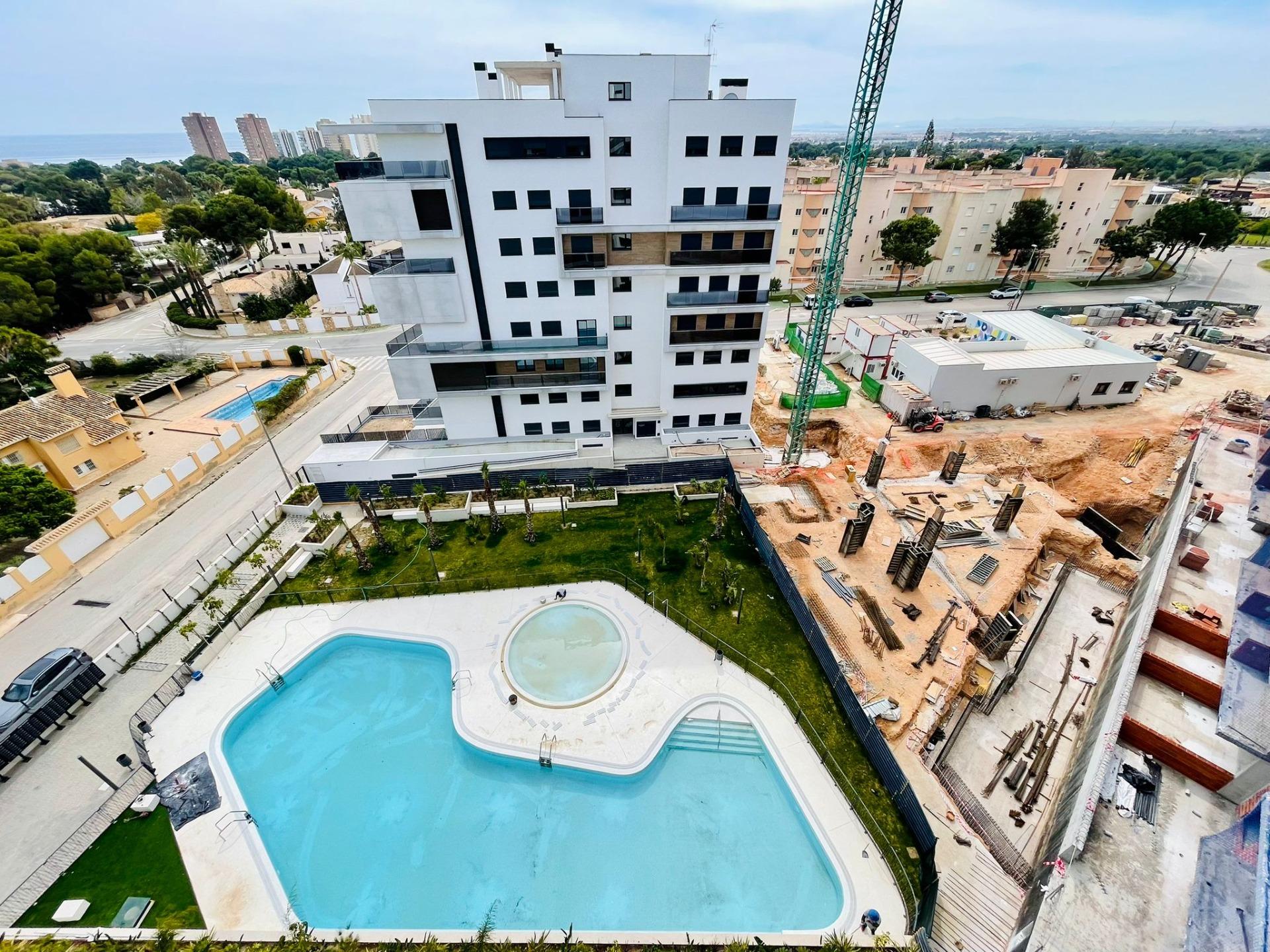 Klaar! Esplendido ático a estrenar en Sea Gardens con panorámica vista al mar !