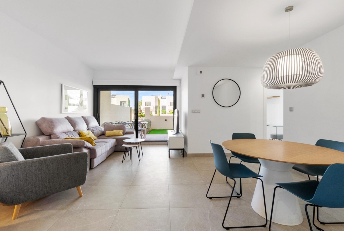 ESPECTACULAIR APPARTAMENTO CON LICENCIA TURISTICA. 2 DORM. 2 BAÑOS. GARAJE+TRASTERO. PISCINA.