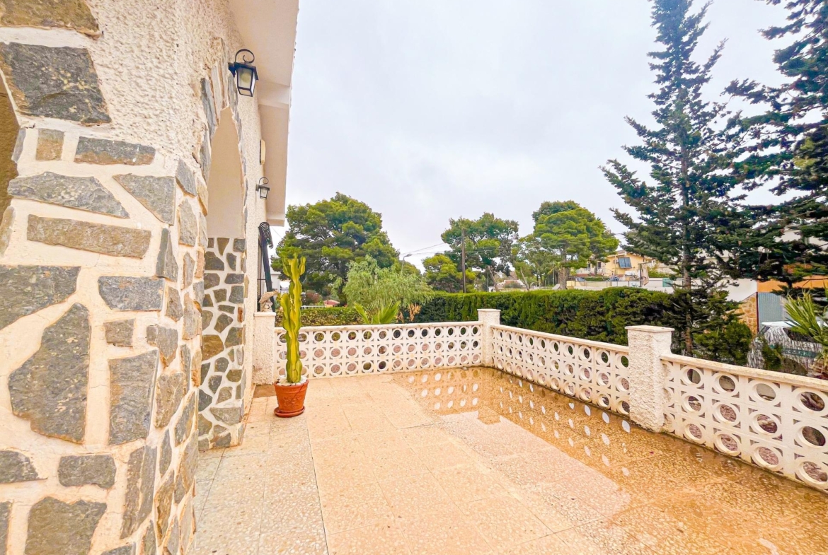 VILLA EN LOS BALCONES CON 1000 M2 DE PARCELA. 3 DORM. 2 BAÑOS. GARAJE PRIVADO DE 36 M2.