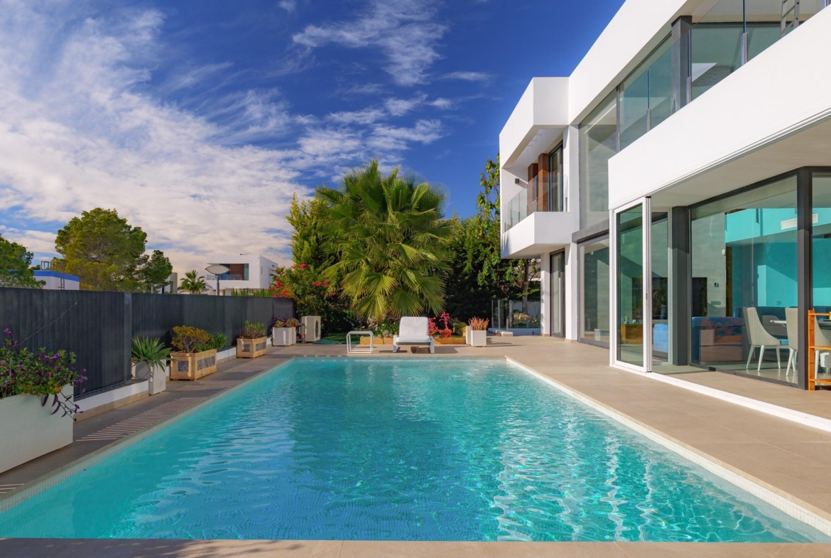 Unique villa in Sierra Cortina: prestigious location between mountains and sea