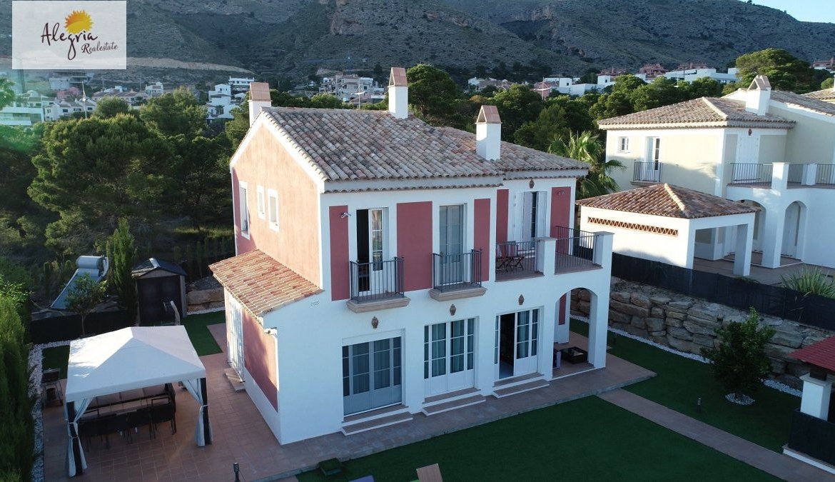 EXCELLENT VILLA IN SIERRA CORTINA FOR SALE