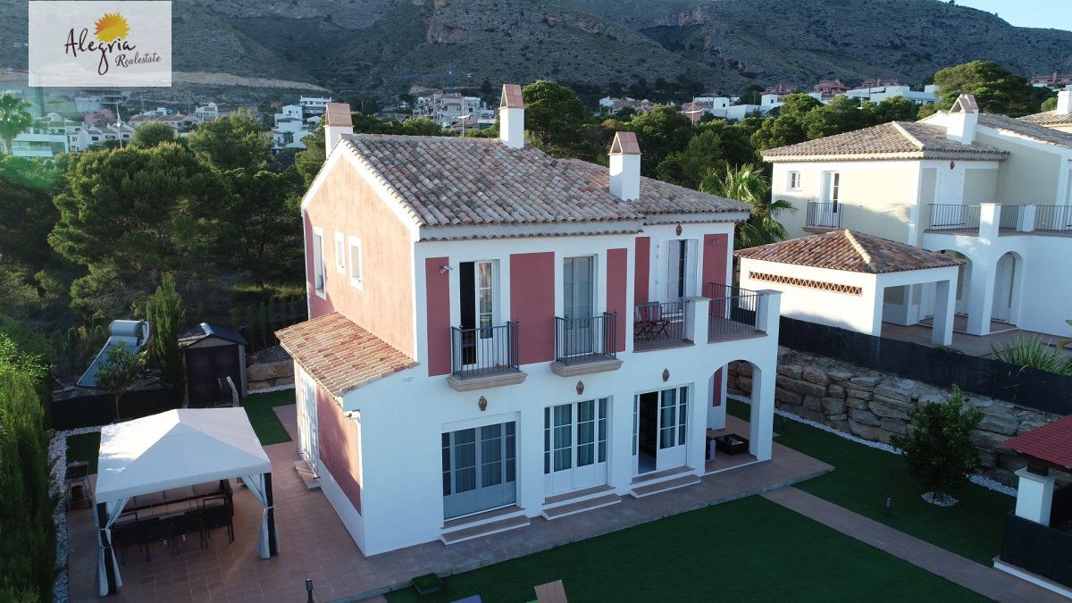 EXCELLENT VILLA IN SIERRA CORTINA FOR SALE
