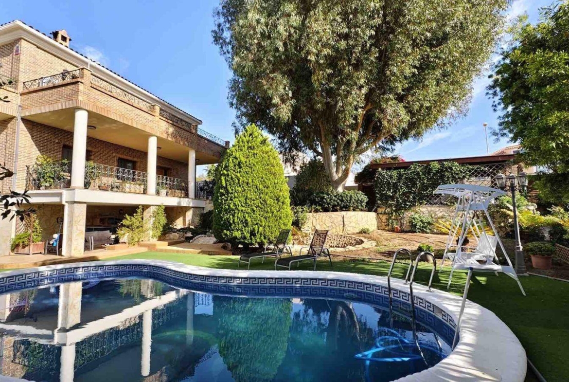 VILLA EN CIUDQUESADA. CON PISCINA PRIVADA. PARCELA 850M2. CASA 364 M2.