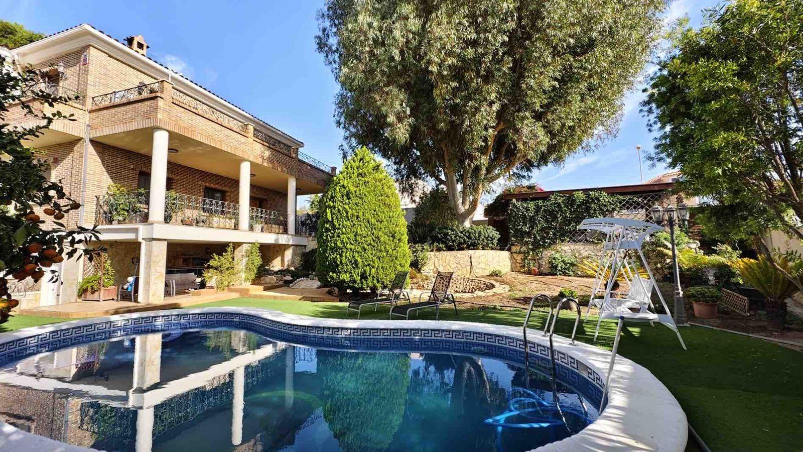 VILLA EN CIUDQUESADA. CON PISCINA PRIVADA. PARCELA 850M2. CASA 364 M2.