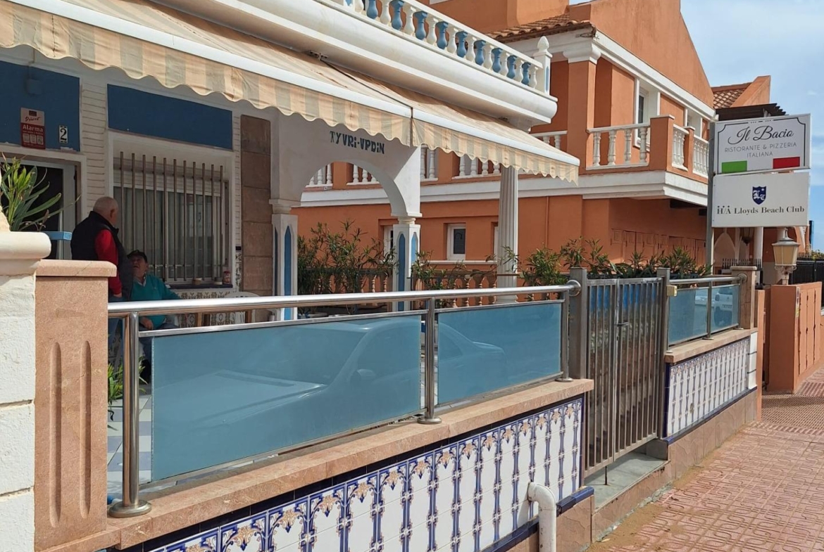 Espectacular adosado al lado de la preciosa playa de la Mata con 3 dormitorios 2 baños Garaje