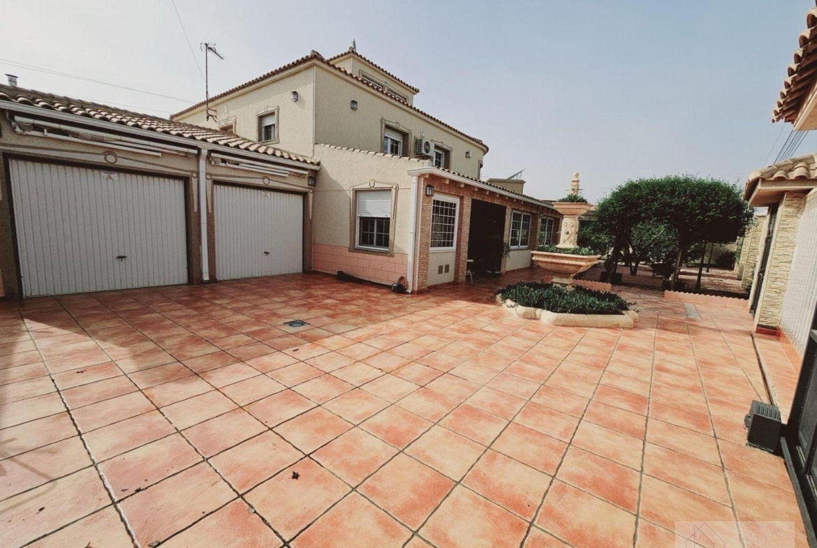 VILLA EN LA SIESTA CON 800 METROS DE PARCELA. PISCINA PRIVADA. 330 M2 DE CASA.