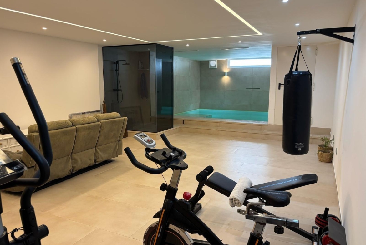 Exclusivo Chalet Pareado en Los Cisnes, Alicante: Confort y Modernidad