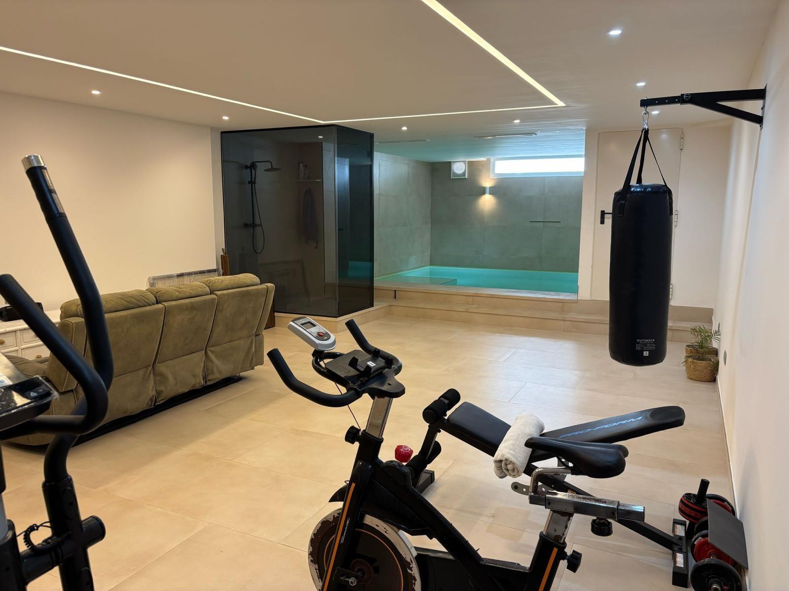 Exclusivo Chalet Pareado en Los Cisnes, Alicante: Confort y Modernidad
