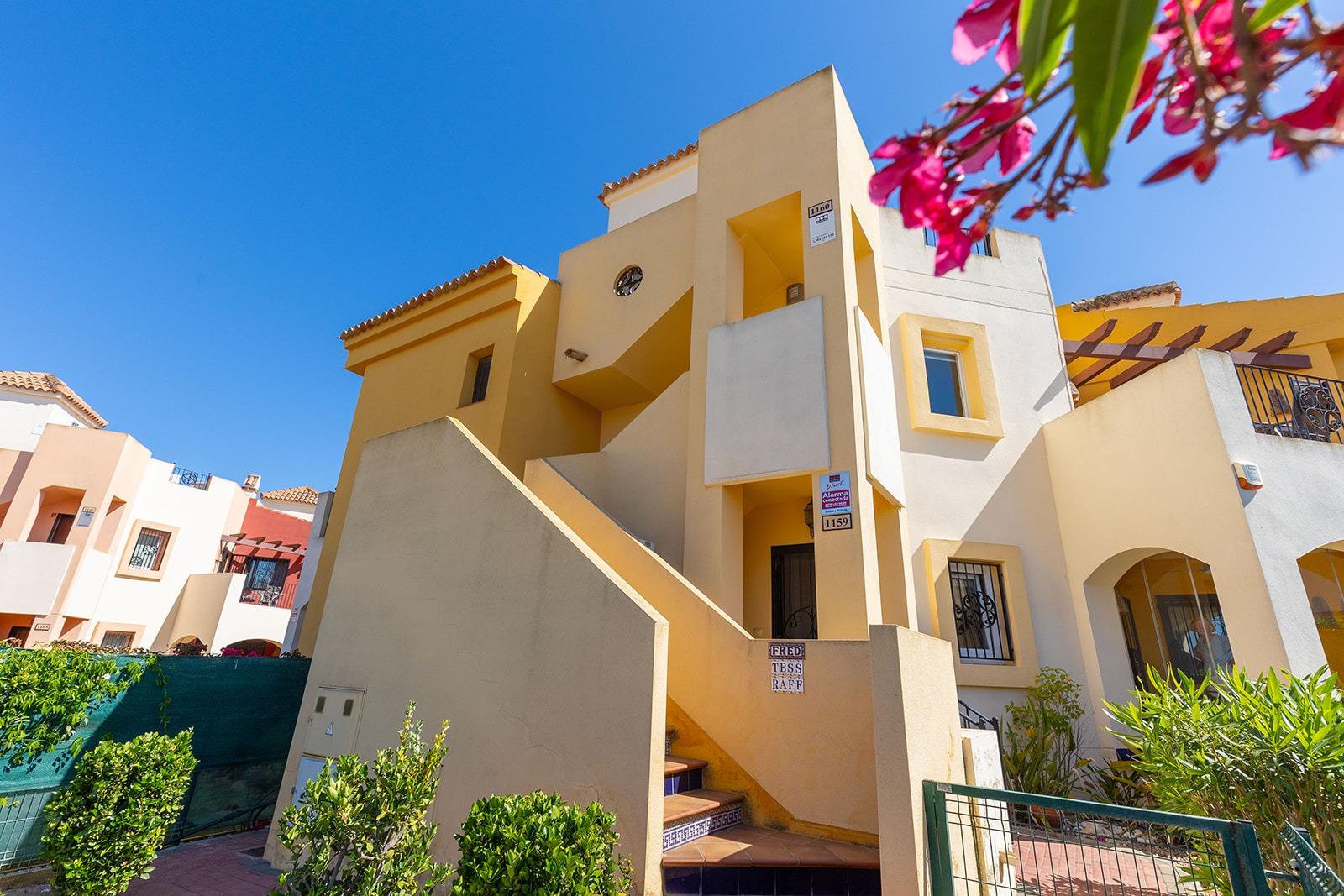 2-2-272 ATÍCO EN PUNTA PRIMA CON SOLARIUM PRIVADO DE 40 M2. 2 DORM. 2 BAÑOS. PISCINA COMUNITARIA.