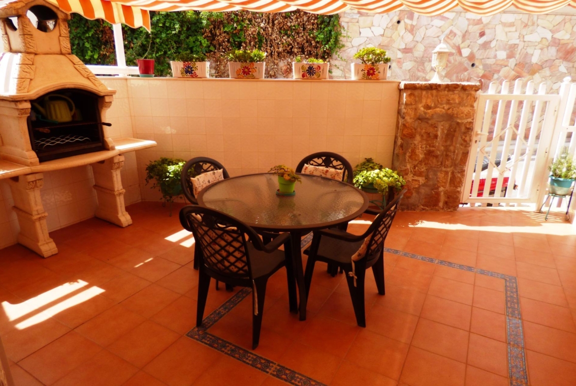 Chalet Adosado con Estilo Único a Pocos Pasos de la Playa de San Juan