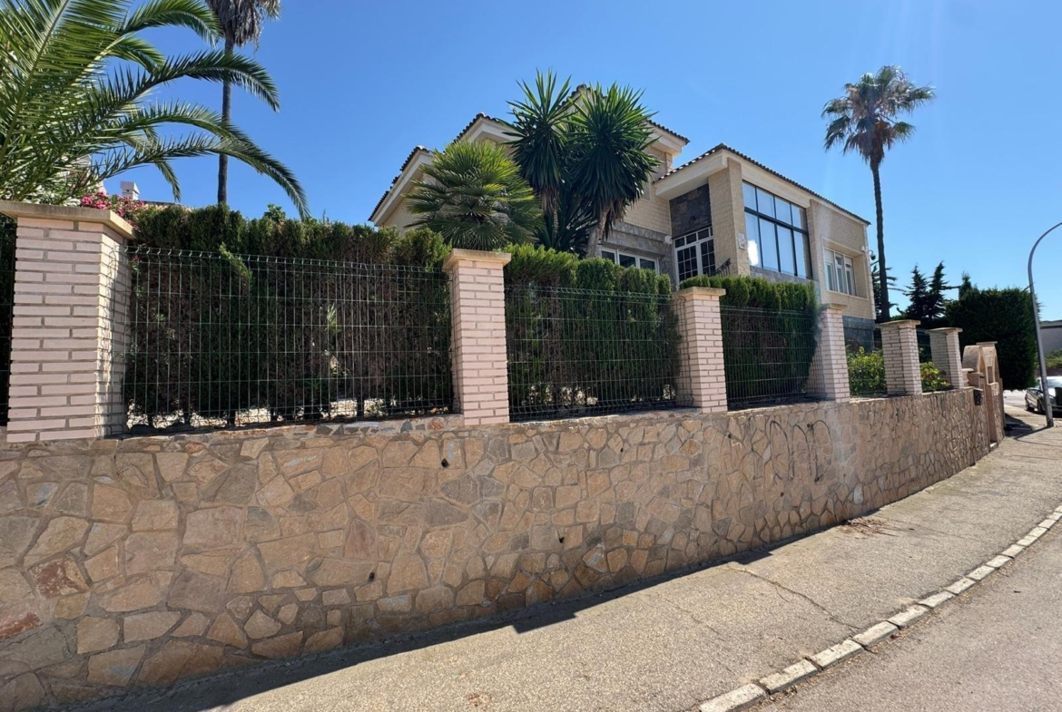 VILLA DE LIJO EN CAMPOAMOR CON 639 M2 DE CASA. PARCELA 800 M2. PISCINA PROPIA. 5 DORM. 4 BAÑOS. PLAYA A 650 METROS.