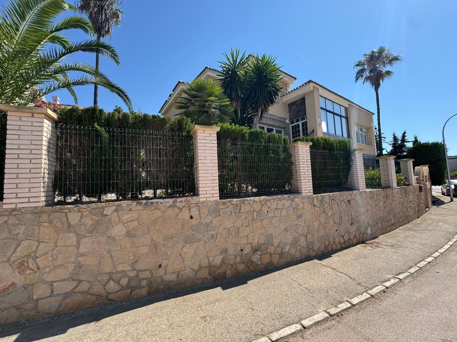 2-2-285 VILLA DE LIJO EN CAMPOAMOR CON 639 M2 DE CASA. PARCELA 800 M2. PISCINA PROPIA. 5 DORM. 4 BAÑOS. PLAYA A 650 METROS.