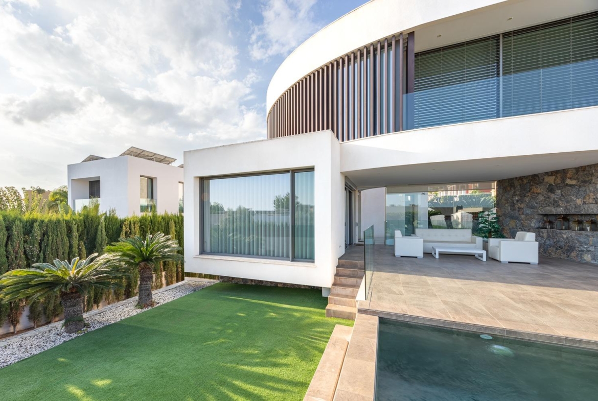 Stunning designer villa in Finestrat, where comfort meets contemporary elegance.