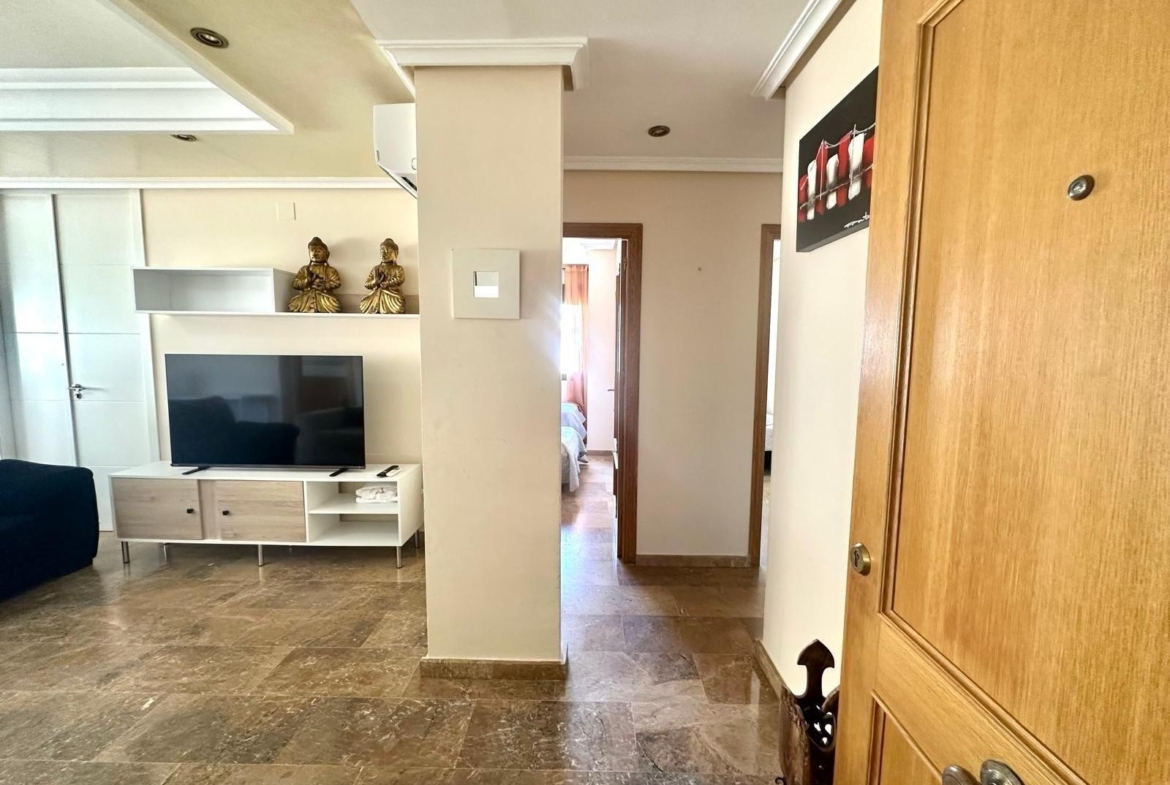 GRANDE APARTAMENTO DE 4 DORM. 2 BAÑOS. A 400 METROS DEL PUERT0 DE TORREVIEJA CON 130 M2. Y GRAN TERRAZA.