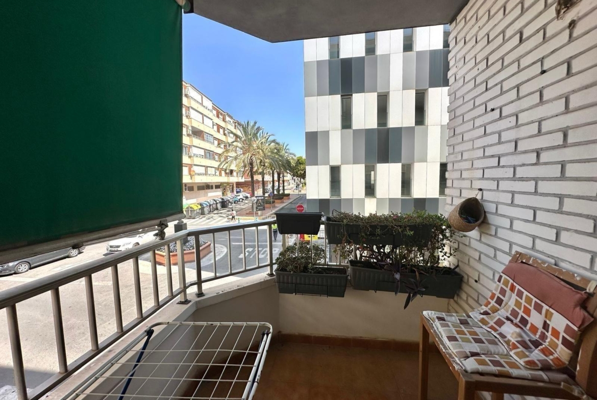 APPARTAMENTO A 450 DEL PUERTO DE TORREVIEJA. 2 DORM. 2 BAÑOS. TERRAZA AMPLIA. 76 M2.