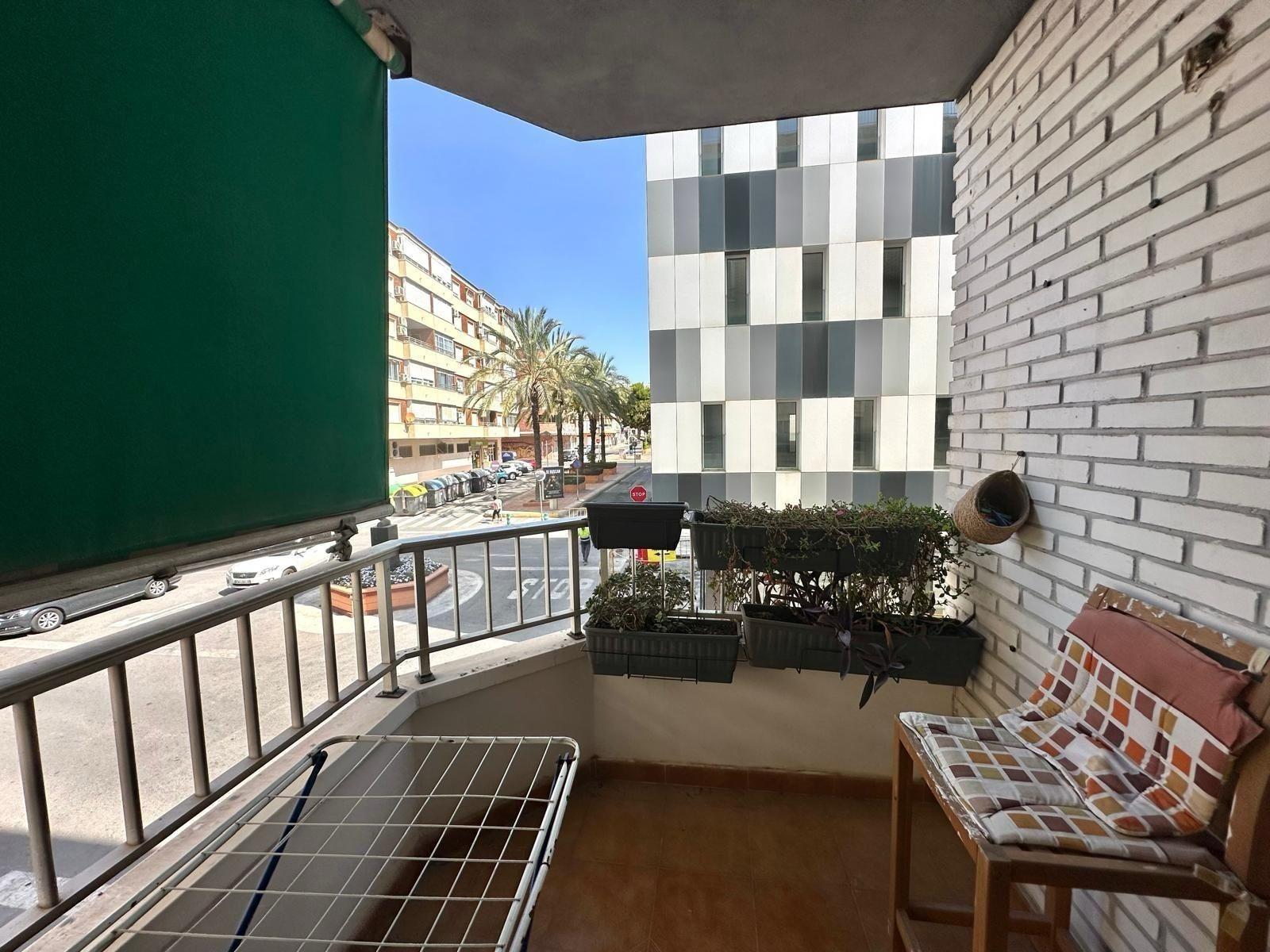 APPARTAMENTO A 450 DEL PUERTO DE TORREVIEJA. 2 DORM. 2 BAÑOS. TERRAZA AMPLIA. 76 M2.