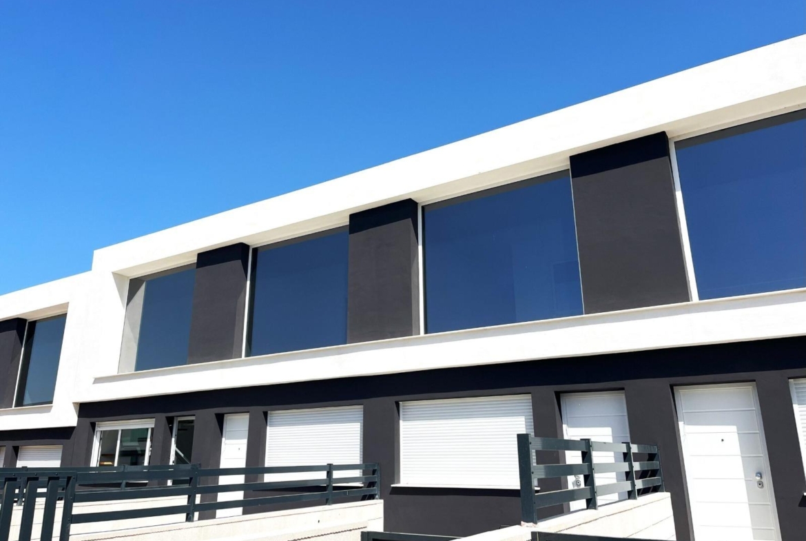 NEW WORK IN GRAN ALACANT. TOWNHOUSES WITH GARDEN AND PRIVATE SOLARIUM OF 27 M2. 2 BEDROOMS. 2 BATHROOMS. COMMUNITY POOL. VISION MODEL