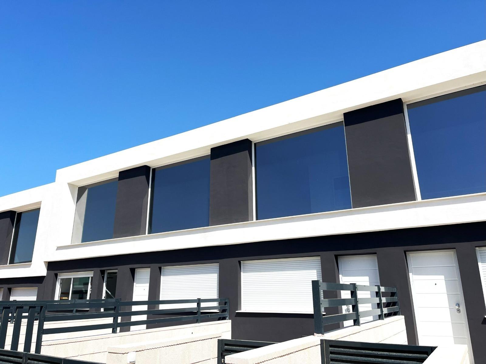 NEW WORK IN GRAN ALACANT. TOWNHOUSES WITH GARDEN AND PRIVATE SOLARIUM OF 27 M2. 2 BEDROOMS. 2 BATHROOMS. COMMUNITY POOL. VISION MODEL