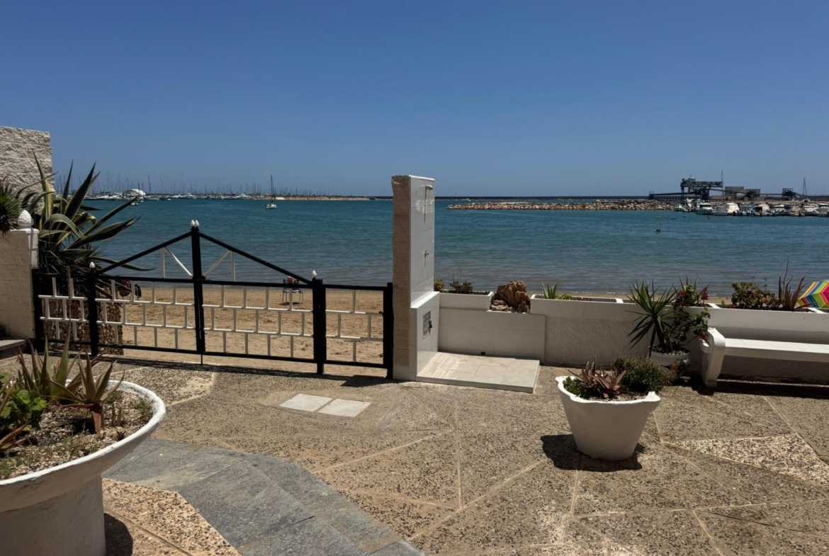 Fantástico apartamento de 3 slaapzalios en primera línea de playa en Torrevieja