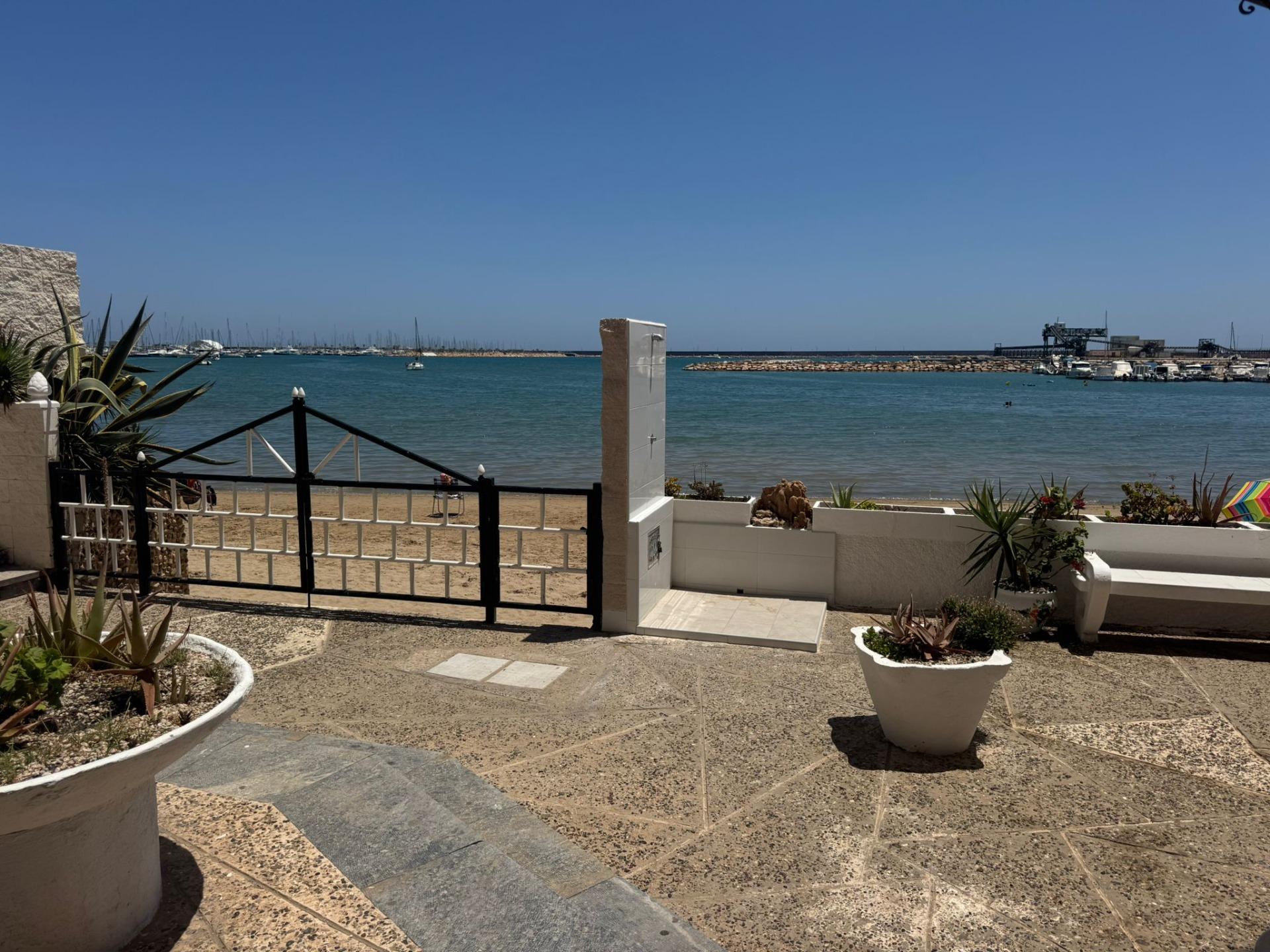 2-2-310 Fantástico apartamento de 3 slaapzalios en primera línea de playa en Torrevieja