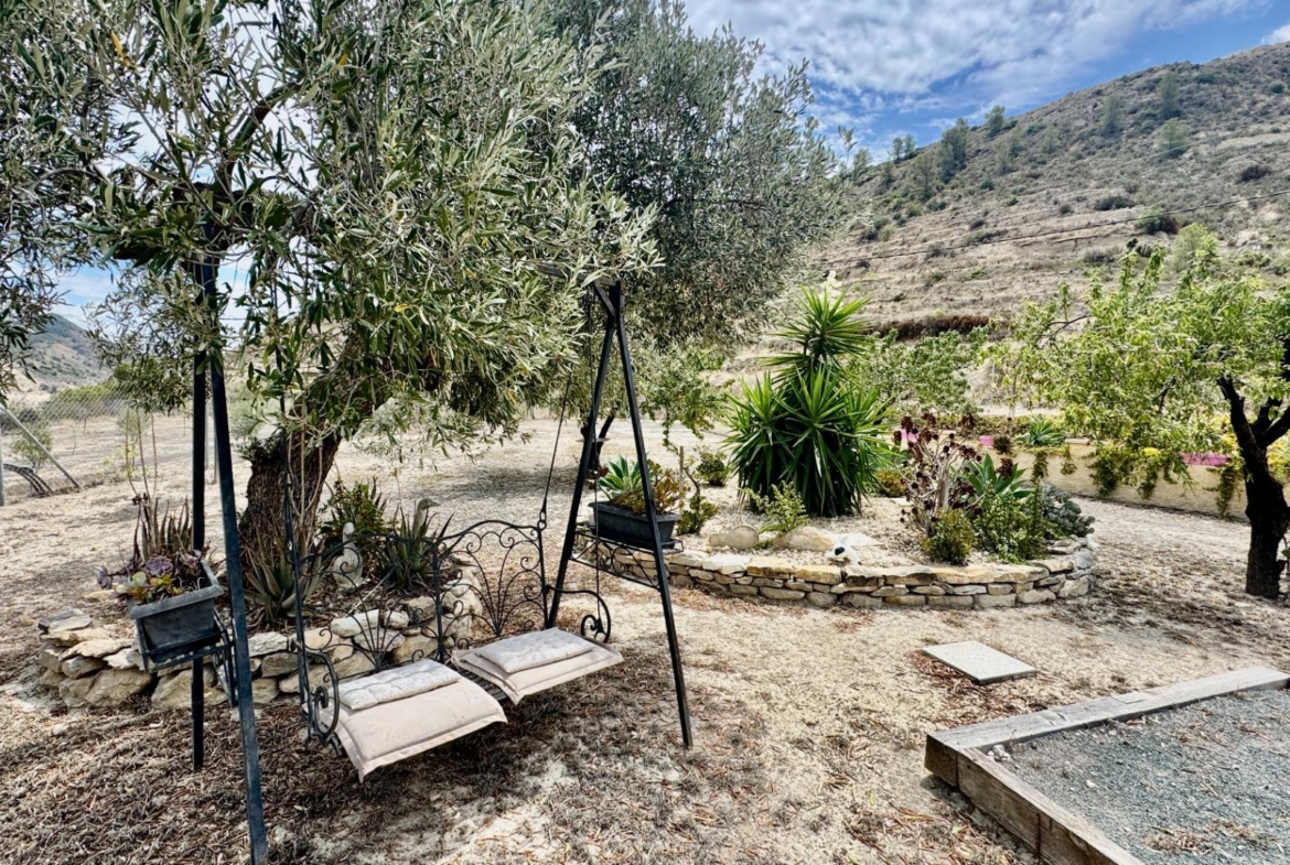 Omringd door olijfbomen Relleu, Alicante