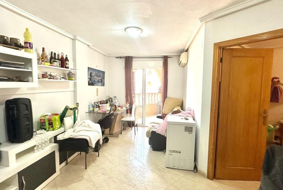APATRAMENTO EN EL CENTRO DE TORREVIEJA CON PISCINA Y GARAJE INCLUIDO. 2 DORM. 1 BAÑO. SPEEL EEN 700 METRO.