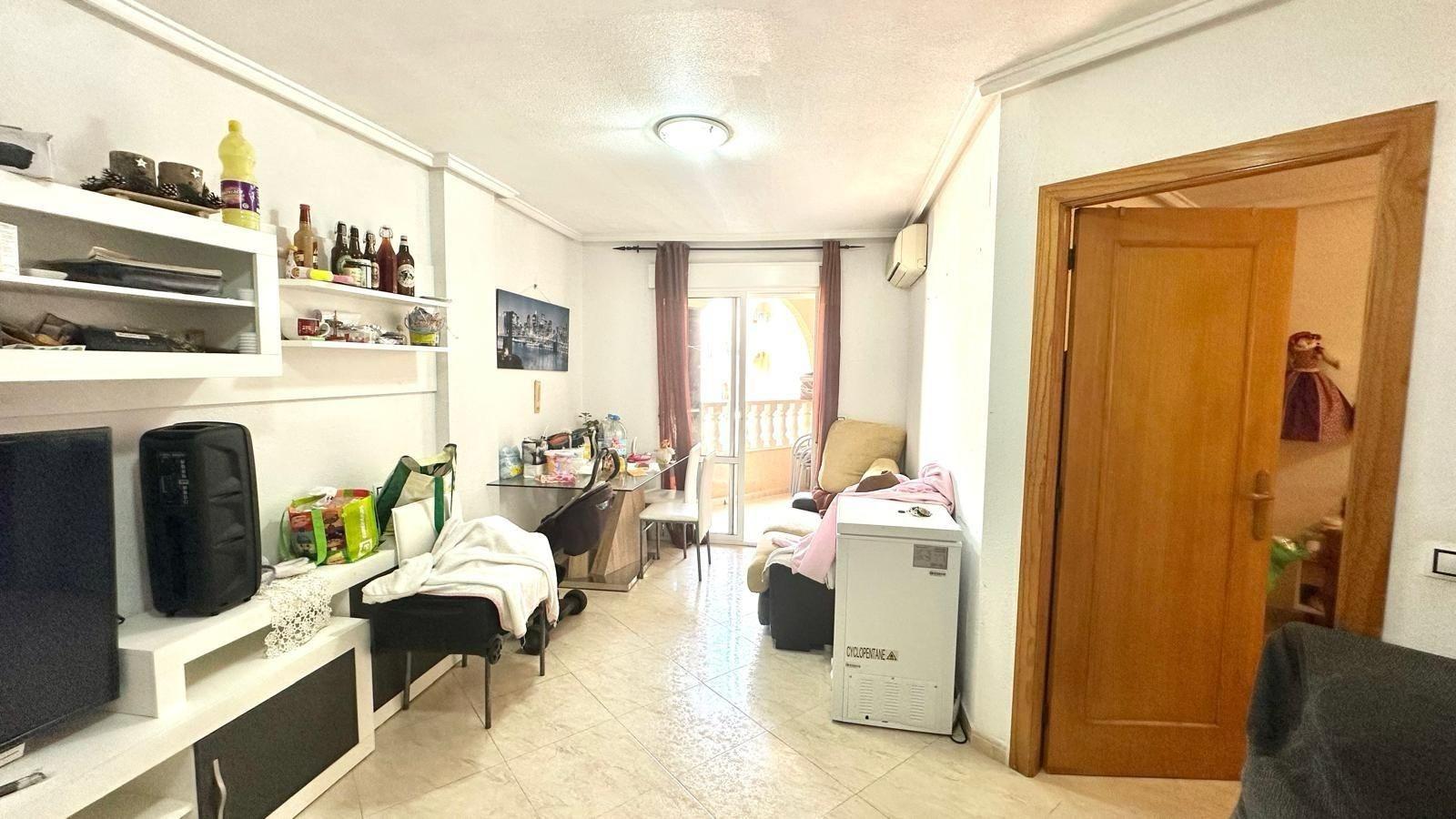 APATRAMENTO EN EL CENTRO DE TORREVIEJA CON PISCINA Y GARAJE INCLUIDO. 2 DORM. 1 BAÑO. SPEEL EEN 700 METRO.