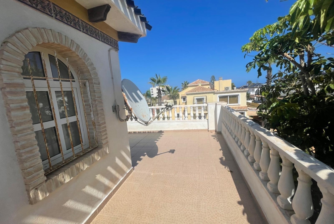 VILLA PARADA CON VISTAS AL MAR Y A 200 METROS DE PLAYA! ZONA TORRE LA MATA. 5 DRM. 3 BAÑOS. PISCINA PRIVADA.