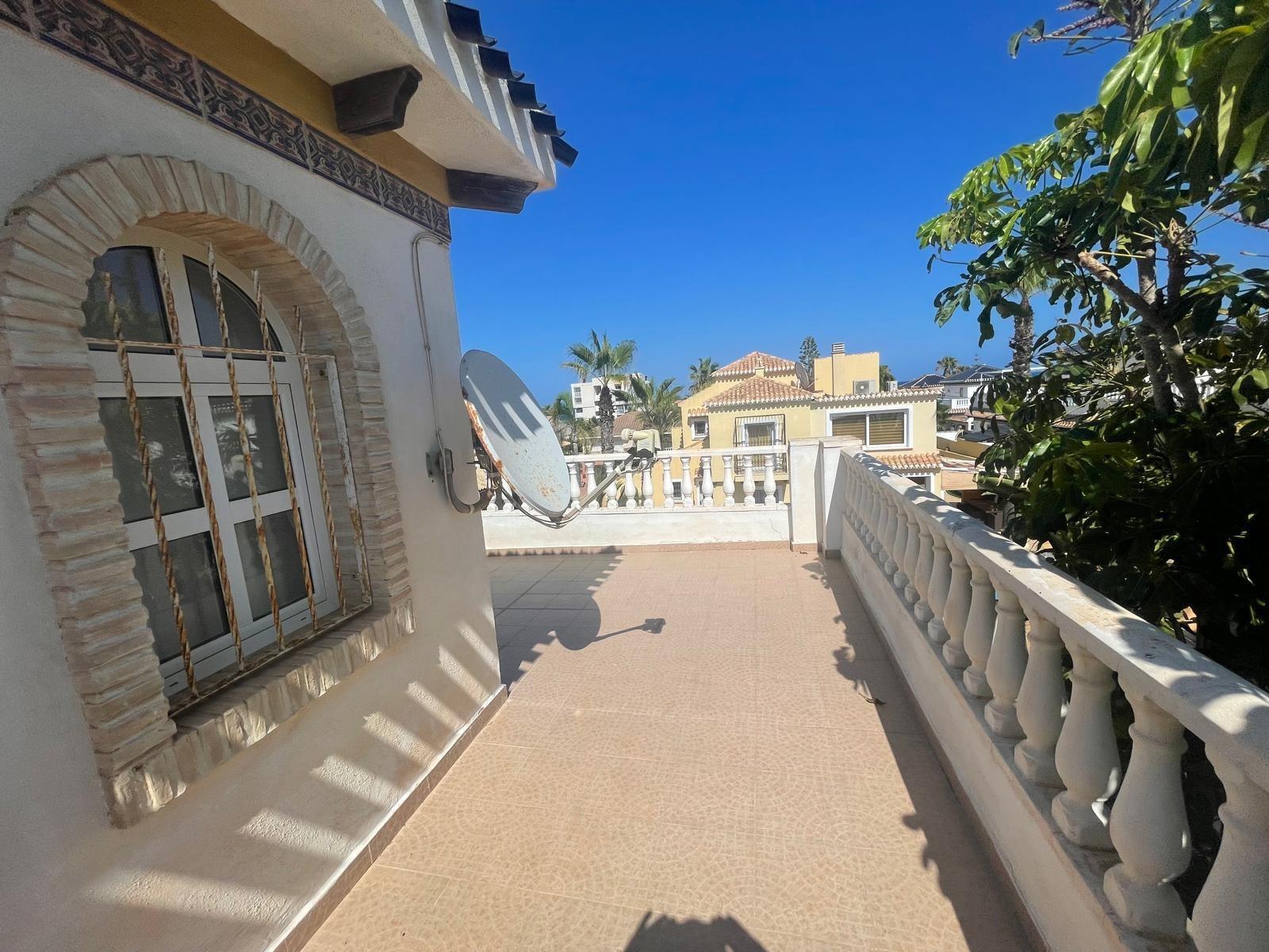 VILLA PARADA CON VISTAS AL MAR Y A 200 METROS DE PLAYA! ZONA TORRE LA MATA. 5 DRM. 3 BAÑOS. PISCINA PRIVADA.