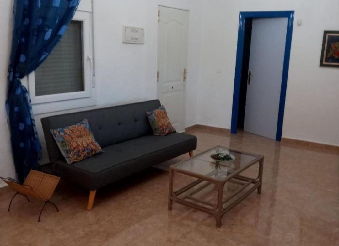 BONITA CASA ADOSADA EN ALMORADÍ: 4 HAB, 2 BAÑOS