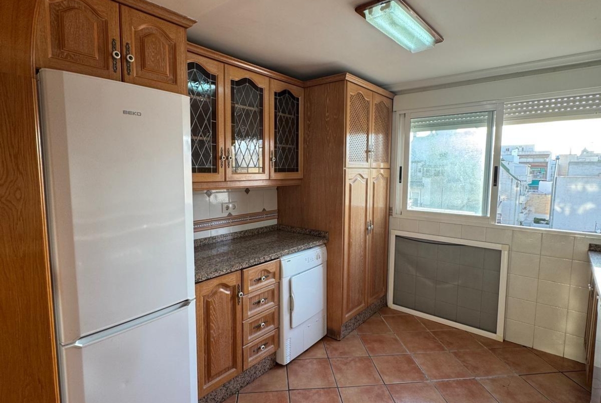 APARTAMENTO A 200 METROS DEL PUERTO DE TORREVIEJA CON SUPERFICIE DE 121 M2. 3 DORM. 2 BAÑOS.