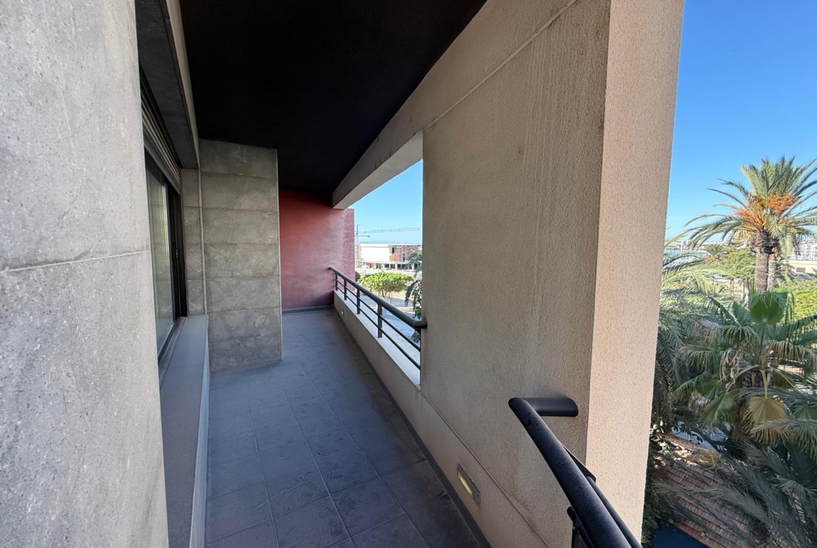 AMPLISIMO APARTAMENTO EN PRIMERA LINEA – PUERTO DE TORREVIEJA : 3 HAB, 2 BAÑOS, GARAJE Y TRASTERO