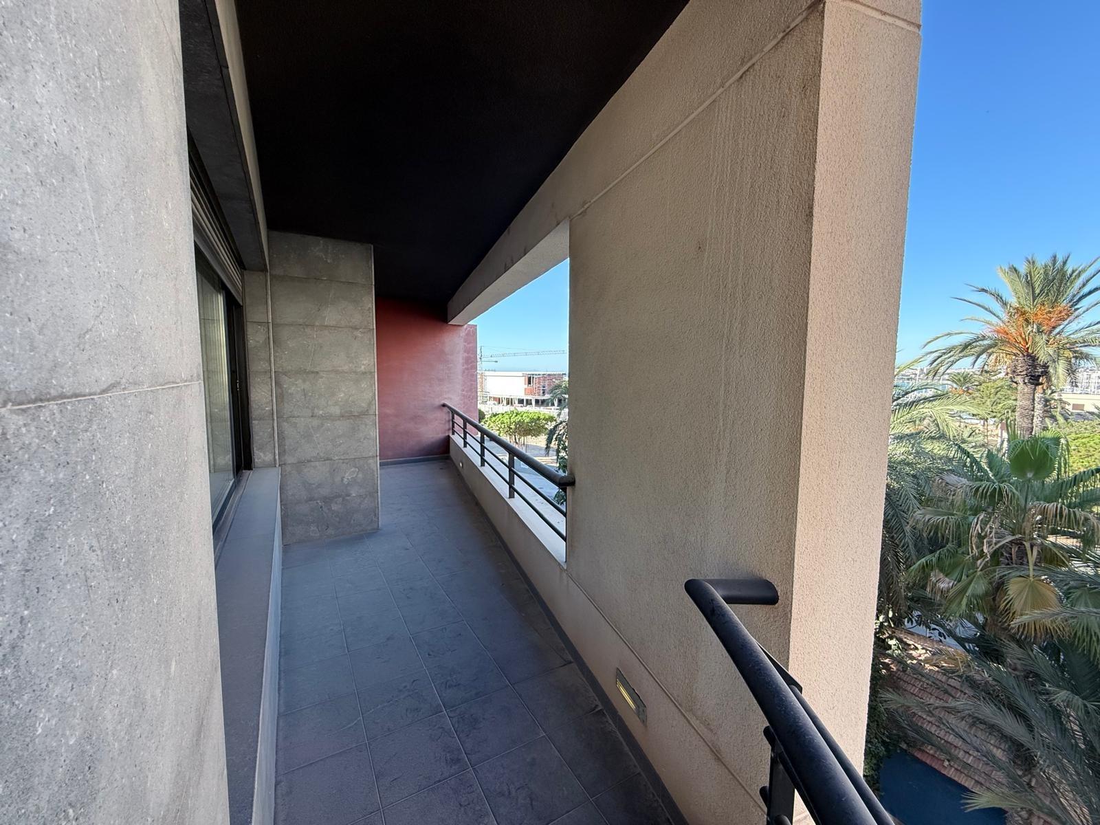 AMPLISIMO APARTAMENTO EN PRIMERA LINEA – PUERTO DE TORREVIEJA : 3 HAB, 2 BAÑOS, GARAJE Y TRASTERO