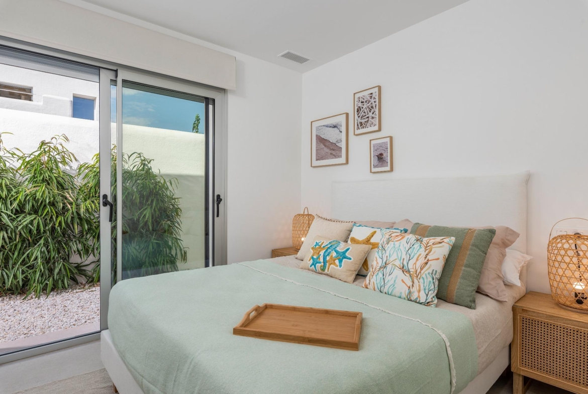 VILLA DE OBRA NUEVA EN LOS ALCÁZARES CON VISTAS AL MAR MENOR. CON PISCINA PRIVADA. 3 DORM. 2 BAÑOS. PARCELA 217 M2.
