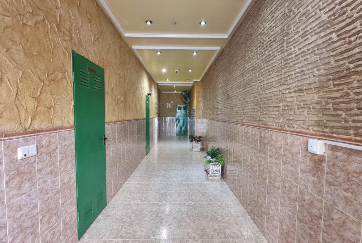 Apartamento semireformado a escasos metros de la playa !