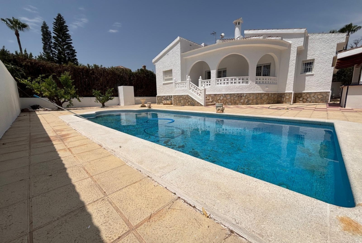 FABULOSA VILLA REFORMADA ESTILO MEDITERRÁNEO EN CIUDAD QUESADA